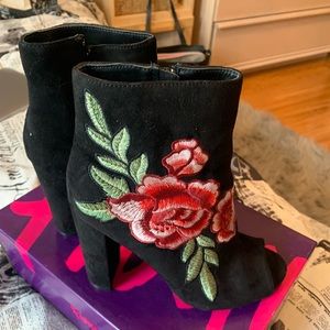 Black boots with flower embroidery